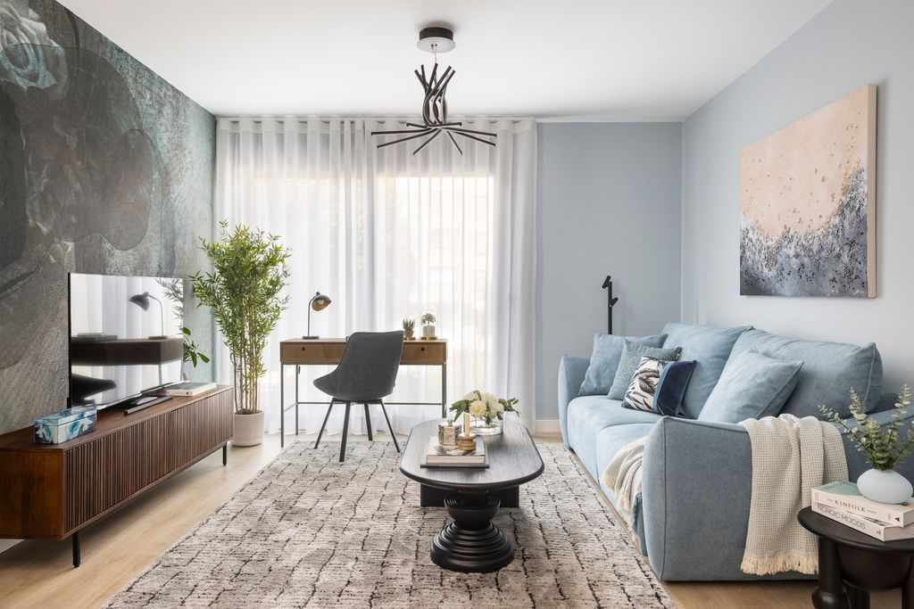 Salón con planta grande junto a la ventana. 