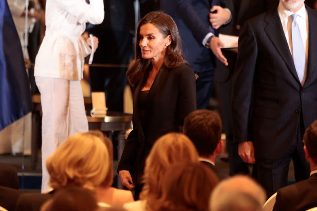 Plano medio de la reina Letizia con traje negro en los premios Francisco Cerecedo