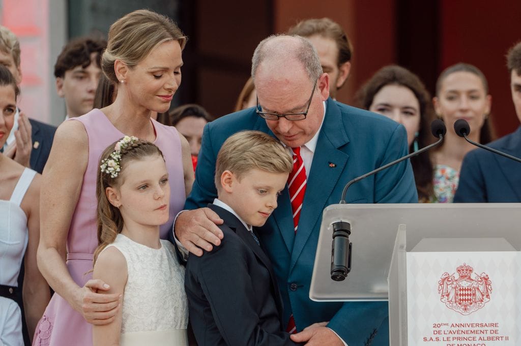 Jacques y Gabriella de Mónaco, con sus padres durante un acto oficial