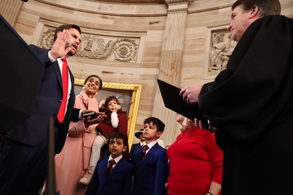 J.D. Vance y su familia en el juramento como vicepresidente en la Rotonda del Capitolio.