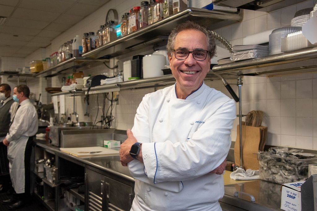 Michael Lomonaco, chef ejecutivo del restaurante Windows on the World, salvó la vida por una decisión tan cotidiana como arreglar unas gafas rayadas. La mañana del 11-S se detuvo en una óptica de la planta baja de la Torre Norte en lugar de subir al restaurante y seguía allí cuando el primer avión impactó contra el edificio