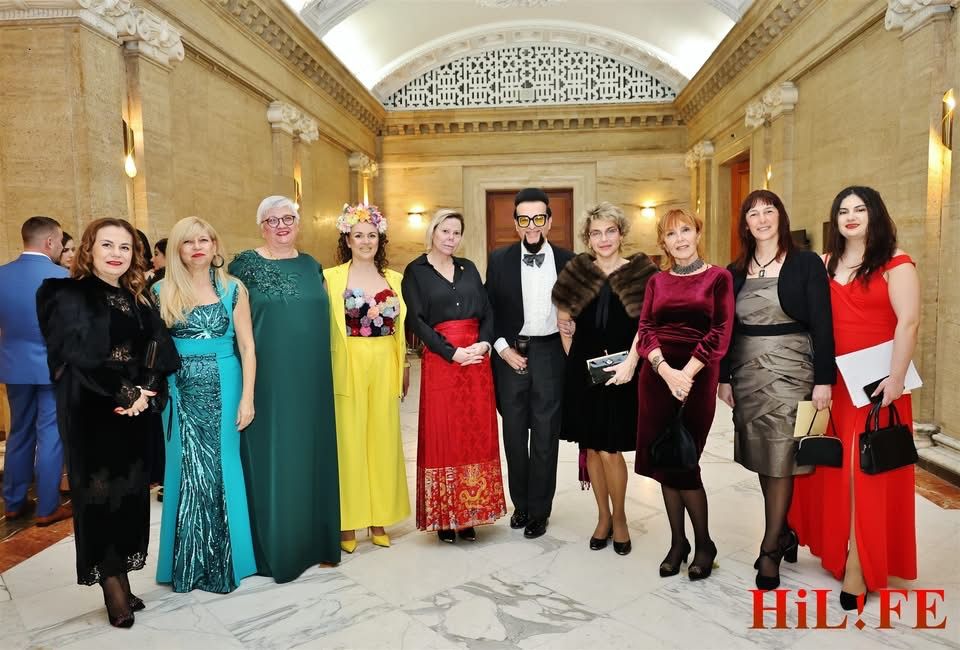 La princesa Kalina, junto al organizador del evento, y el resto de mujeres galardonadas durante los premios Empresarias del Año 2025