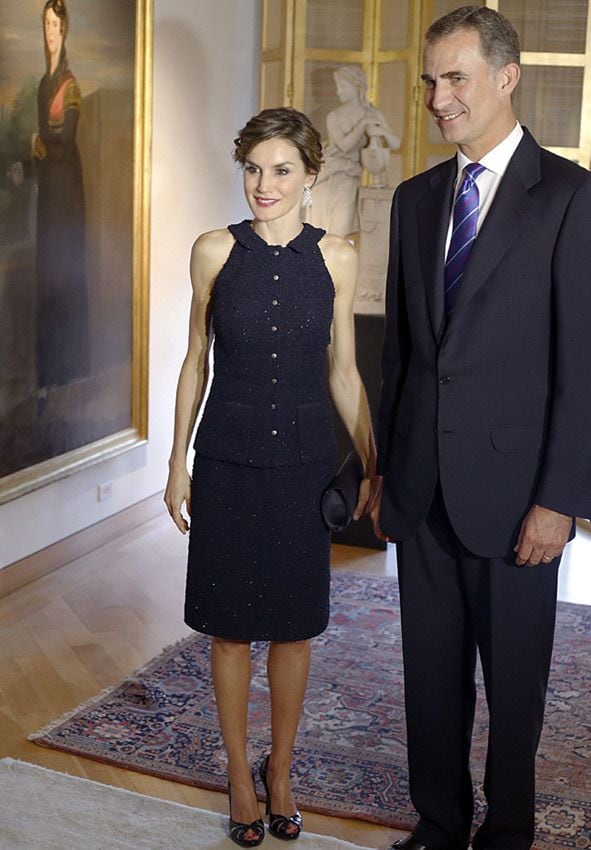 El segundo cambio de look de la Reina. Después de apostar por un vestido de estampado floral de una de sus firmas de cabecera, Felipe Varela, doña Letizia estaba radiante con un conjunto sin mangas azul marino, que combinó con un clutch y peep toes en el mismo tono.
