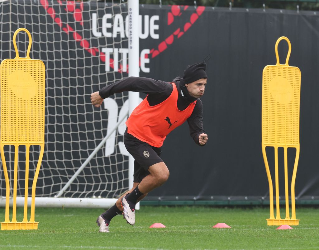 Plano entero de Álvaro Morata entrenando con el AC Milan