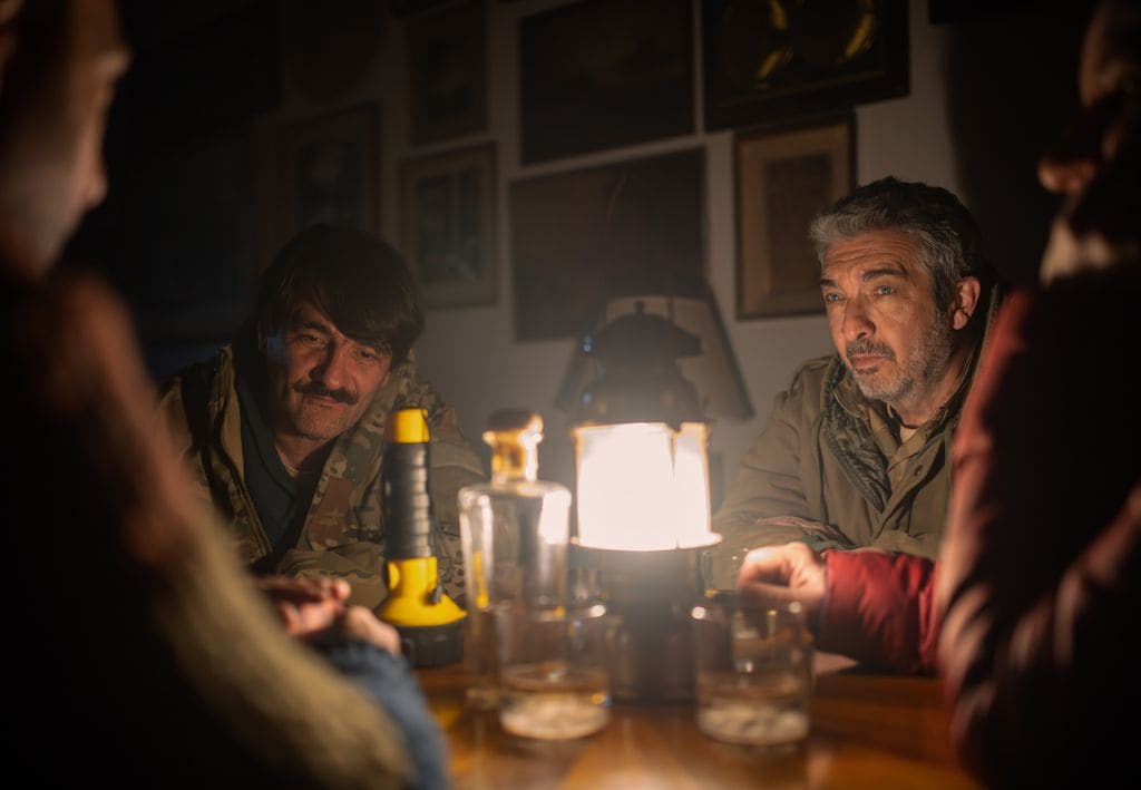 Cuando sucede la catástrofe JUan se encuentra con unos amigos y se quedan aislados en el lugar donde se habían encontrado