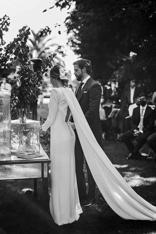 Vestido de novia con capa y espalda abierta