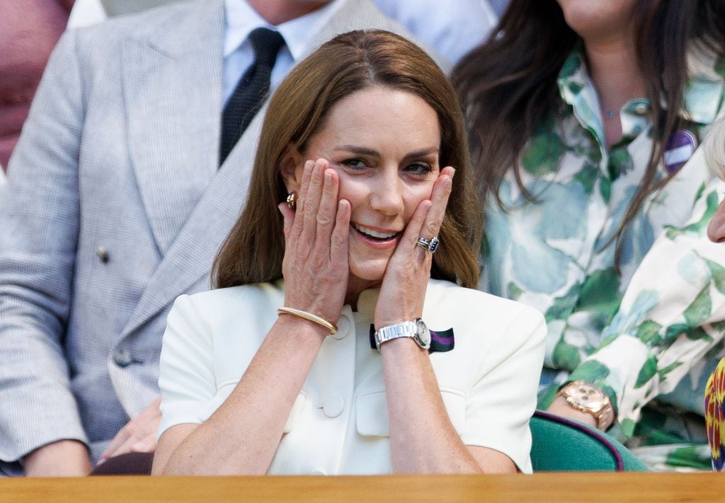La princesa Kate fue captada al límite de sus emociones, pues no daba crédito a lo que estaba sucediendo en la cancha. 