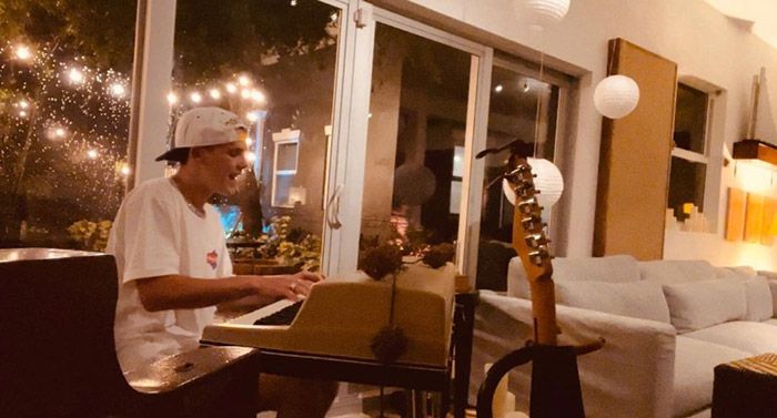 Cruz Beckham tocando el piano 