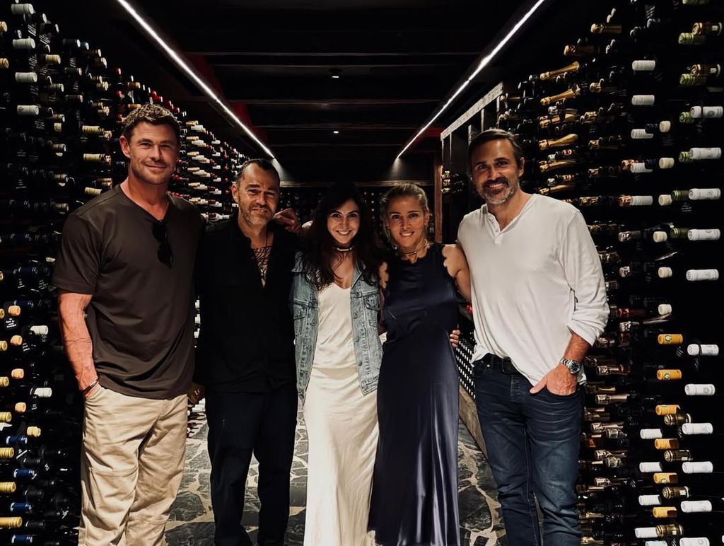 Chris y Elsa con el chef Bennett y otros amigos