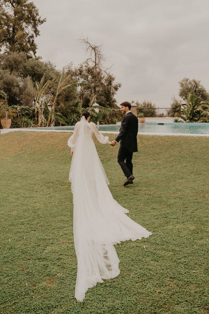 Look de novia de desmontable con mangas abullonadas boda sevilla