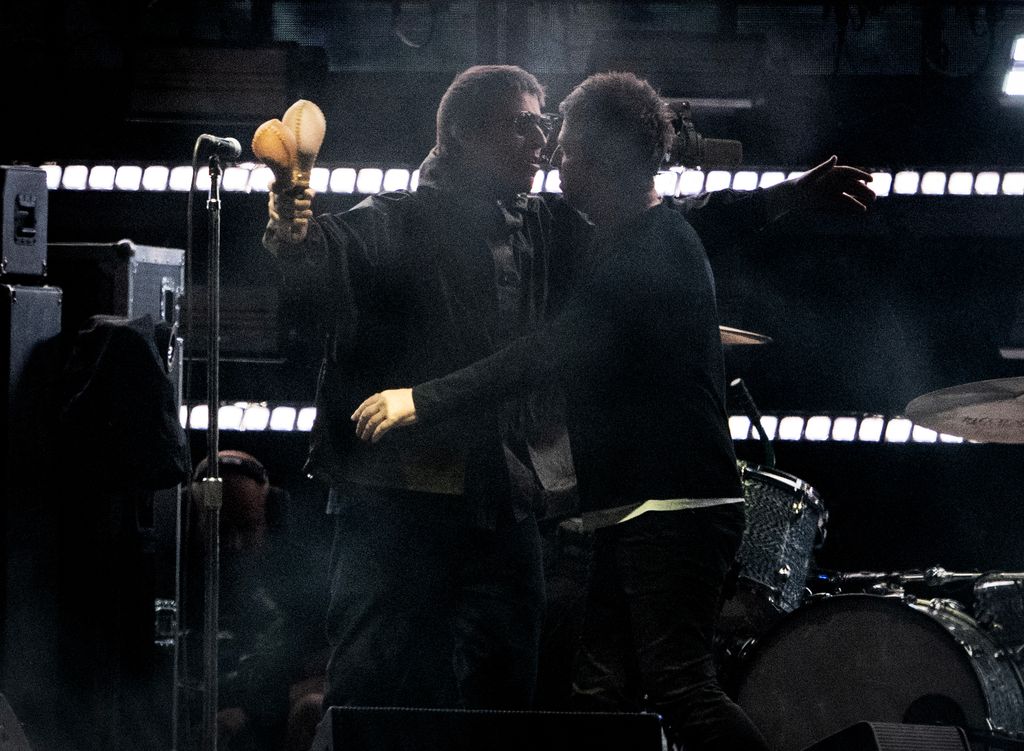Liam  y Noel Gallagher sellaron este esperado reencuentro en México con un fraternal abrazo