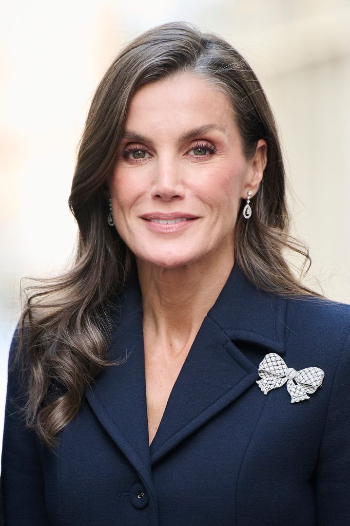 la reina letizia con canas en su viaje a finlandia