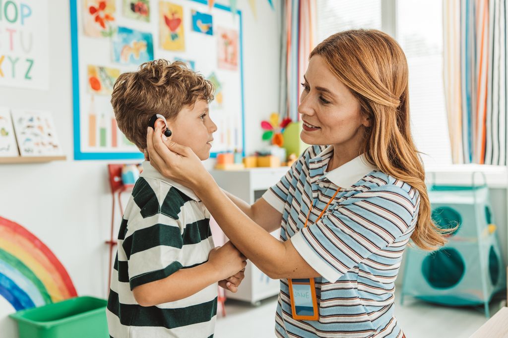 Niño con problemas de audición en consulta de logopedia