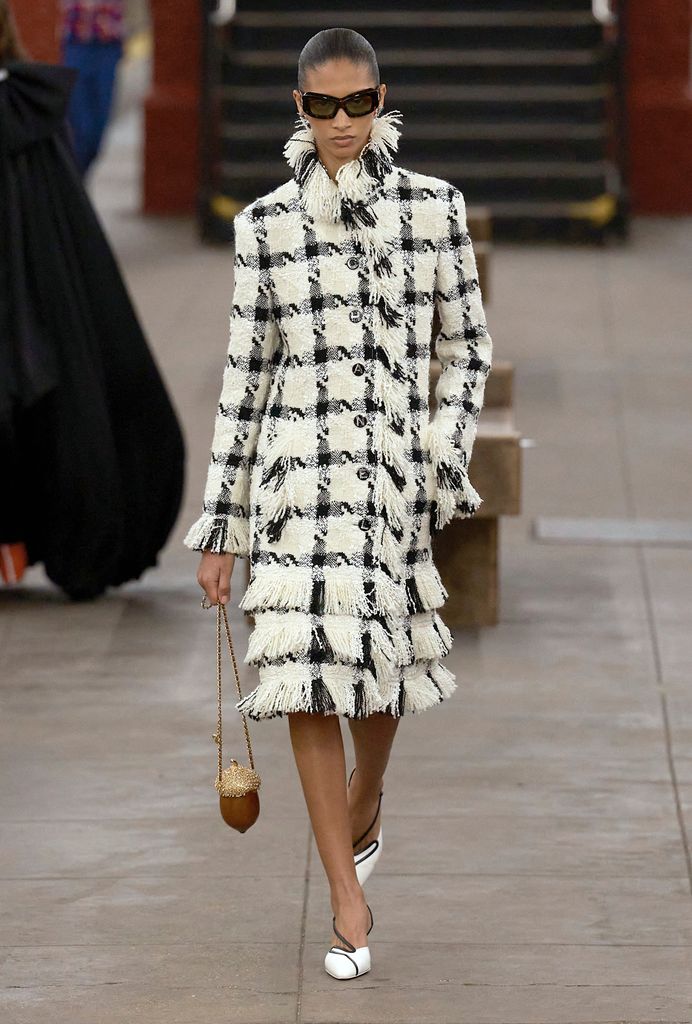 El tweed clásico de Chanel es reinterpretado.