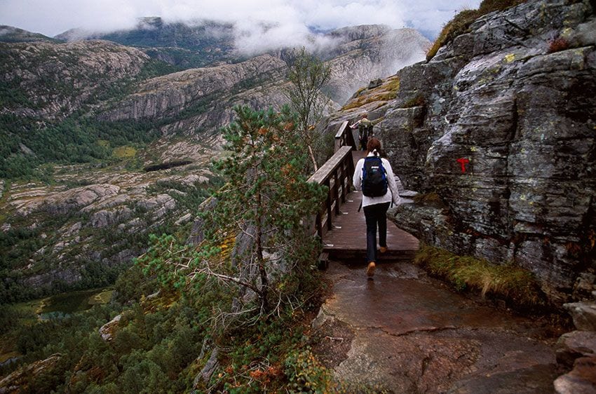 Senderismo hacia el Preikestolen, el púlpito, Noruega