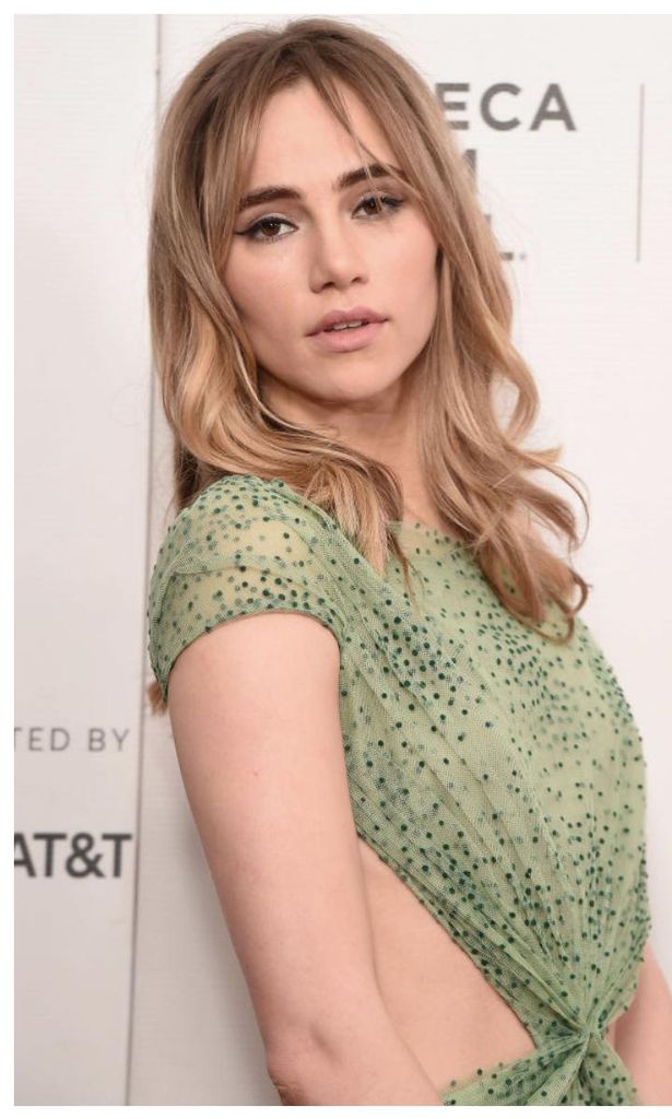 suki waterhouse con mini bag de judith leiber