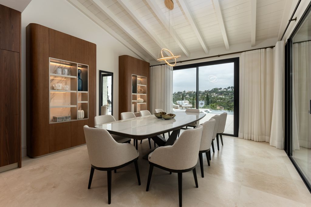 Comedor con mesa rectangular y sillas tapizadas