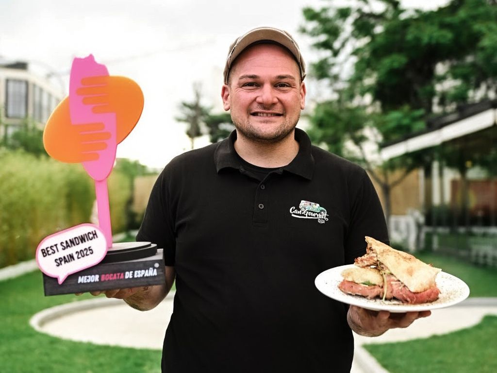 Danilo Virzi, cocinero de Can Gourmet, posa con su premio y su bocata ganador