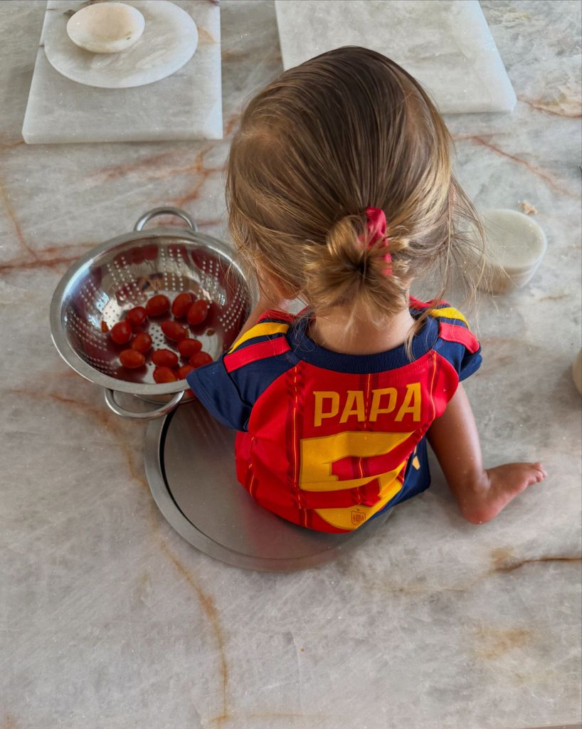 Amor, la hija del matrimonio, con la camiseta de La Roja