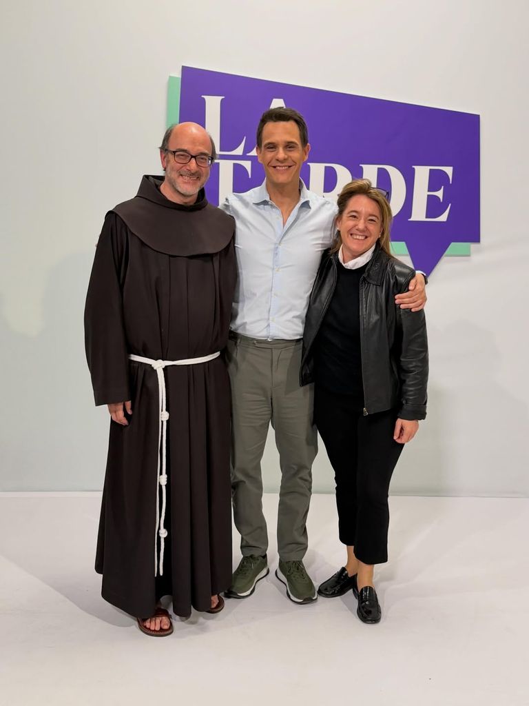 Christian Gálvez recibe en su programa 'La Tarde' de Telemadrid a uno de los franciscanos de la parroquia madrileña de Carabanchel