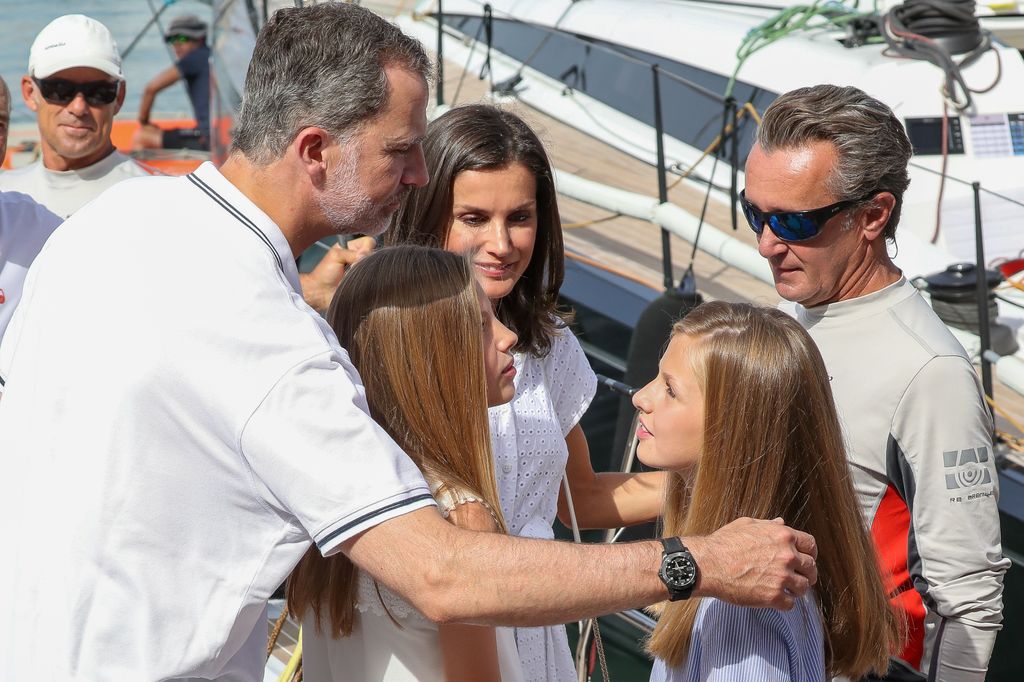 El rey Felipe Vi, la reina Letizia, la princesa Leonor, la infanta Sofía en el Real Club de Vela de Palma