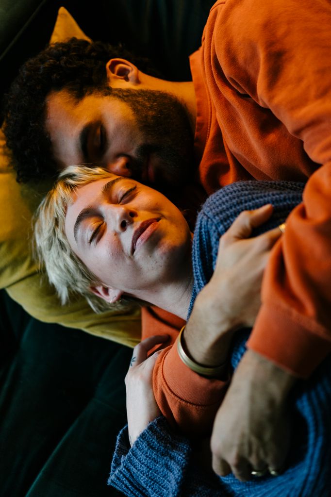 pareja abrazo