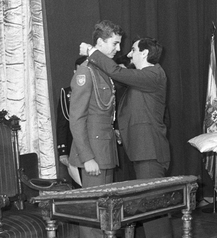 El principe Felipe recibiendo la medalla de oro de las Cortes de Aragón