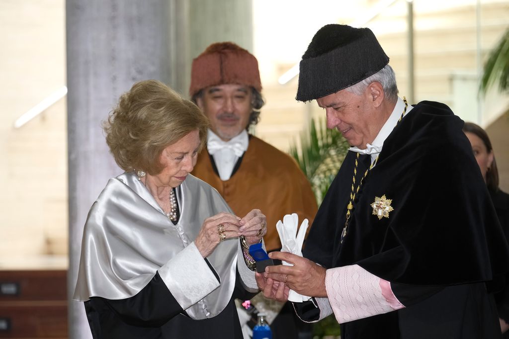 Doña Sofía recibe el anillo
