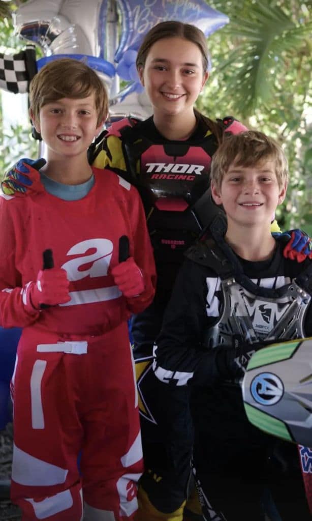 Arabella Rose con sus hermanos menores, Theodore y Joseph.