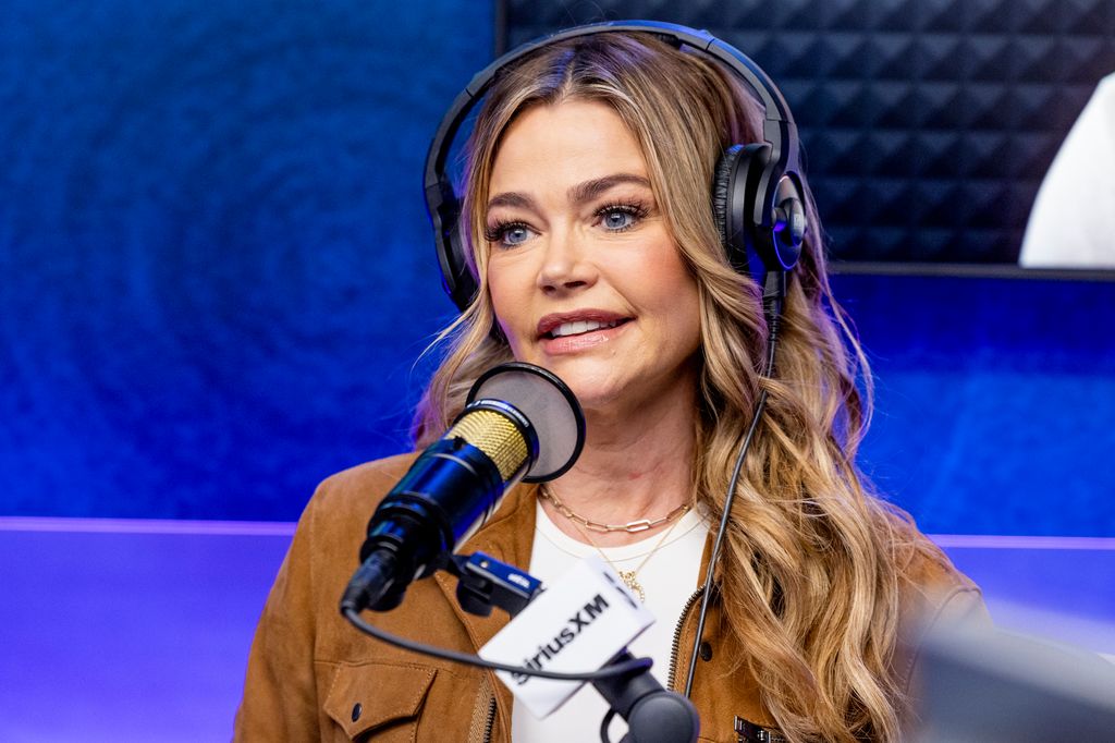 Denise Richards, en los estudios de SiriusXM en Los Ángeles