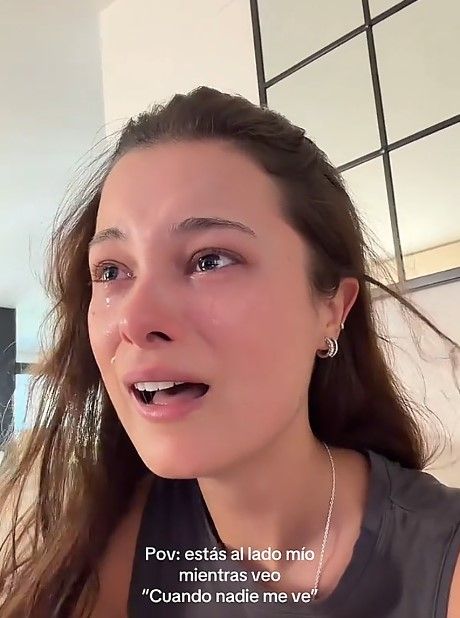La hija de Alejandro Sanz, Manuela, se emociona viendo el documental de su padre