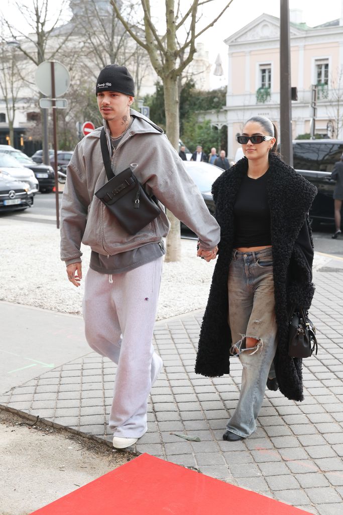 Romeo Beckham y Kim Turnball en la semana de la moda en París.