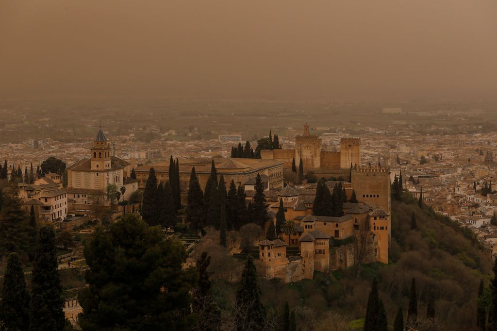 La intrusión de polvo sahariano impulsada por la borrasca Regina está tiñendo de marrón los cielos de gran parte de España y empeorando la calidad del aire
