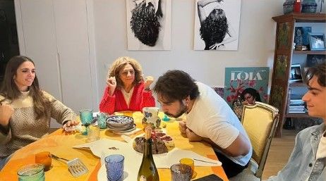 Guillermo Furiase celebrando su cumpleaños con su madre, su hermana y su primo Pedro Antonio