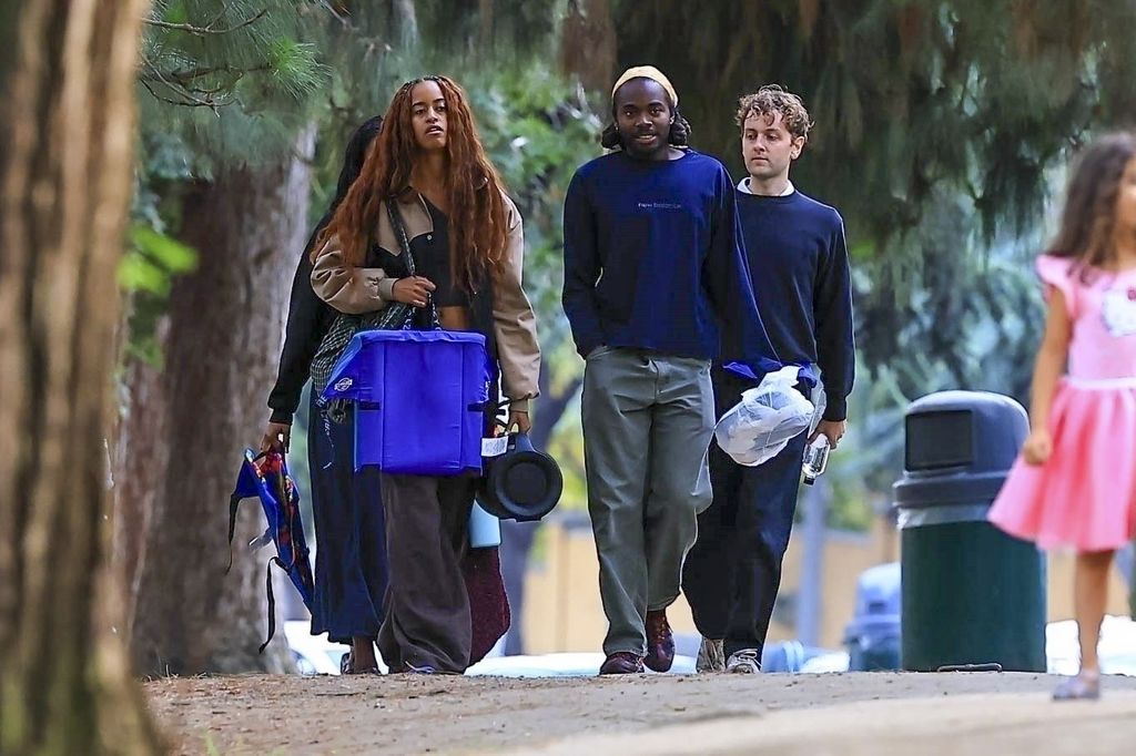 Malia y Sasha disfrutaron de una tarde bajo la sombra de un árbol, donde se unieron a sus amigos