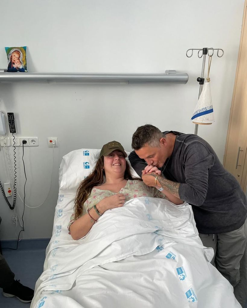 Alejandro Sanz visitando a Belén Domínguez en el hospital Ramón y Cajal de Madrid