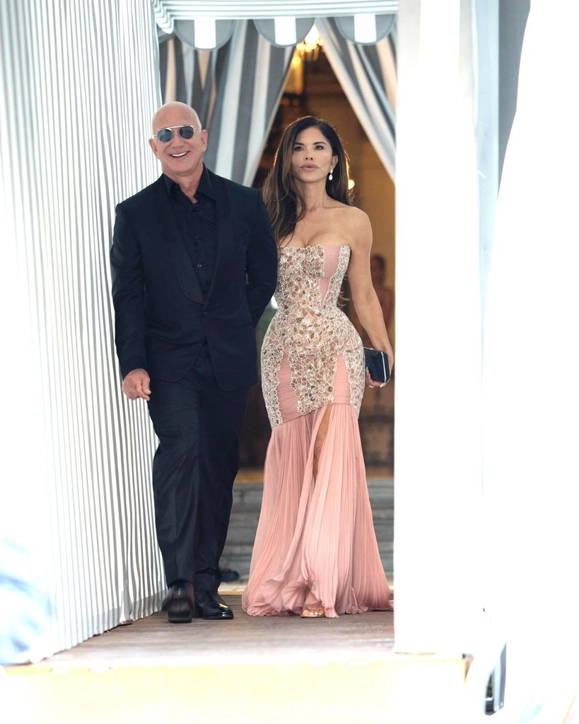 Jeff Bezos y Lauren Sanchez con vestido de Versace en Venecia