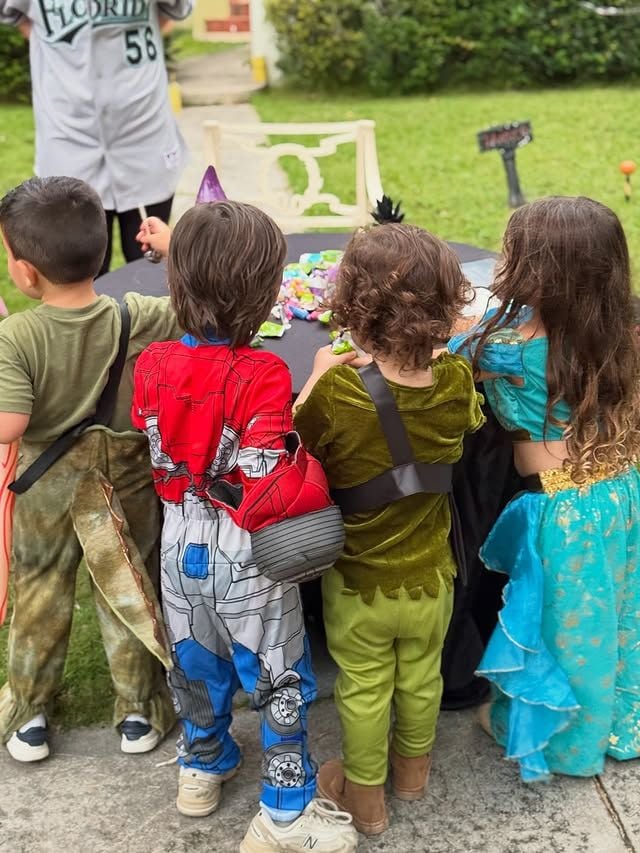 El pequeño Marquitos se unió a un grupo de amiguitos para pedir dulces