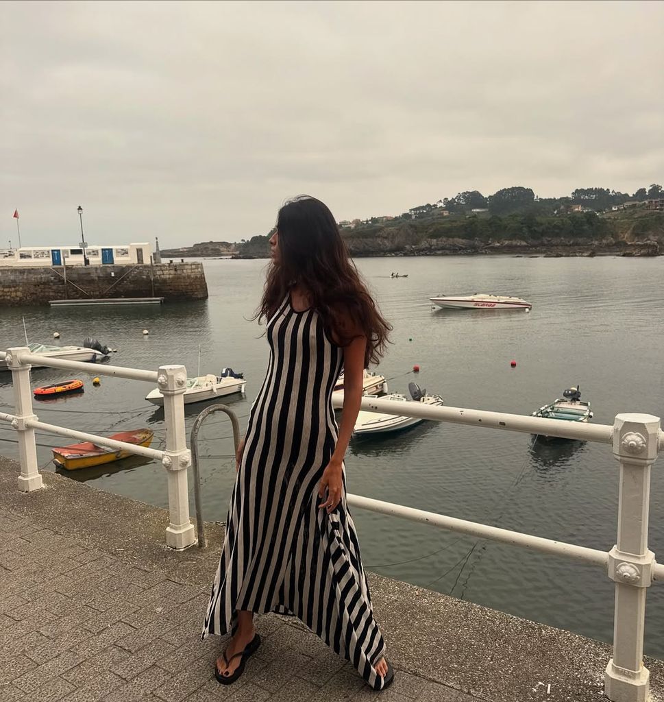 El vestido de rayas de Mango que Lucía Rivera hizo viral en Asturias