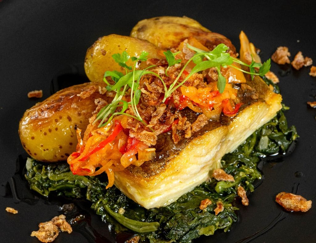 Otra variante de Bacalhau à Lagareiro con espinacas. 