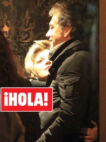 Terelu Campos y Carlos Pombo se conocieron en 2011 gracias a un amigo en común. La colaboradora y el piloto parecían muy felices y se plantearon incluso casarse. Sin embargo, meses después de estas declaraciones, en octubre de 2013, rompieron. “Estoy hecha polvo”, dijo la colaboradora al confirmar su ruptura
