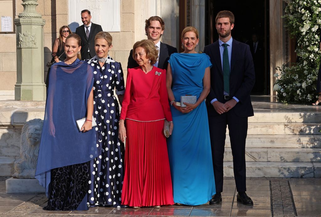 La reina Sofía, las infantas Elena y Cristina, Juan Urdangarin, Irene Urdangarin y Migle Urdangarin en la boda en Atenas de Teodora de Grecia