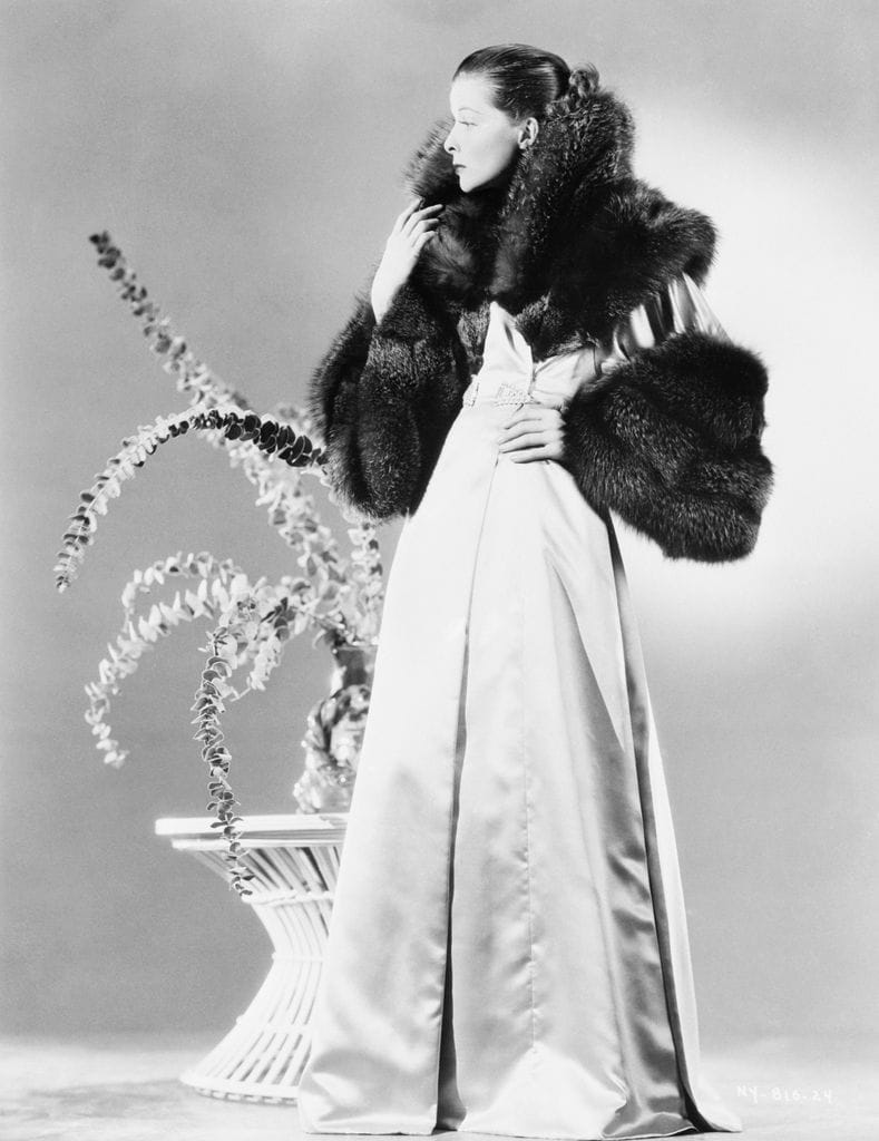 Katharine Hepburn inspiración invitadas vestido satinado con pelo