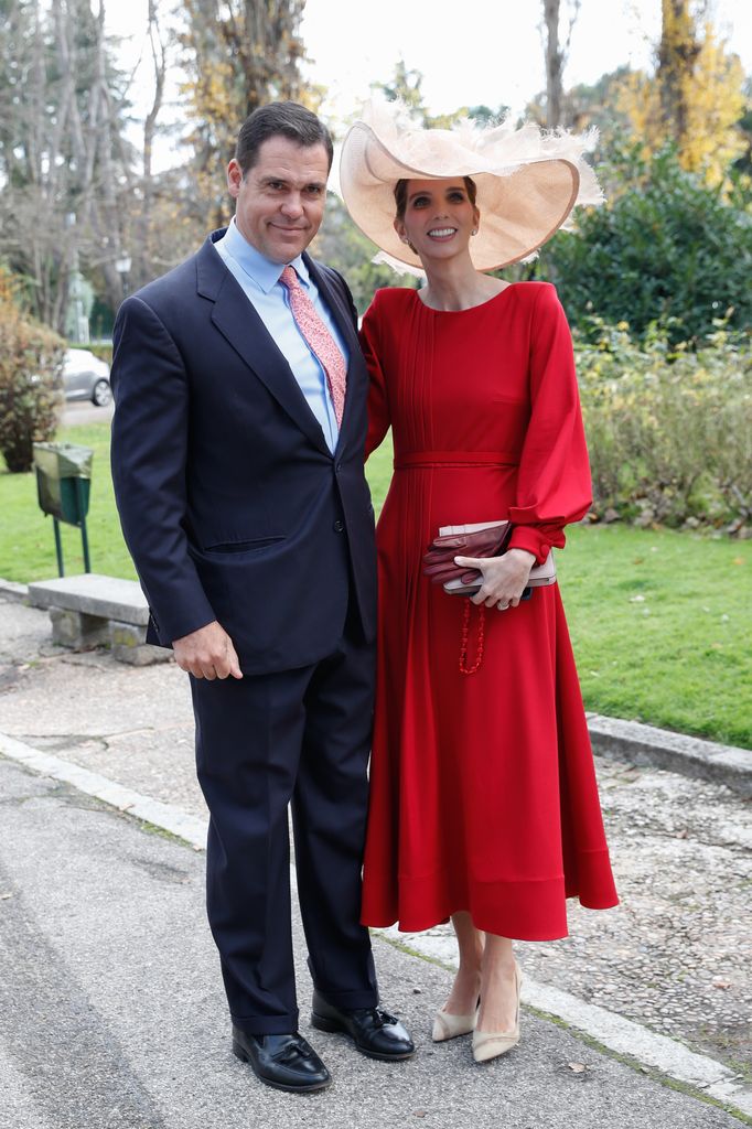 Plano entero de Luis Alfonso de Borbón y Margarita Vargas en una boda