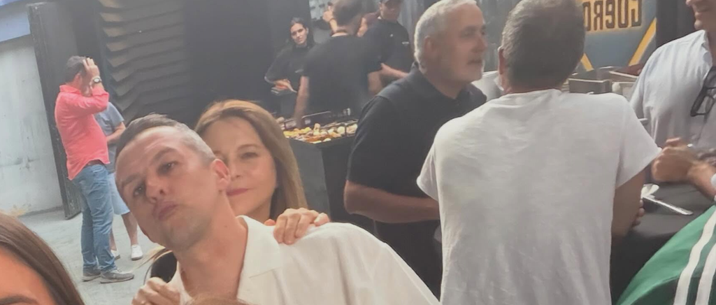 Laura Llopis posa timidamente detrás de uno de los cómicos del programa