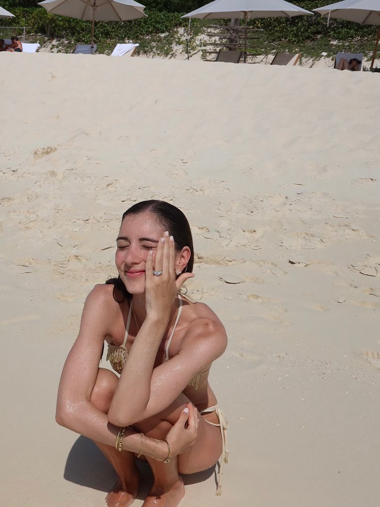 Belen en las playas Turcas y Caicos presumiendo de su anillo de compromiso