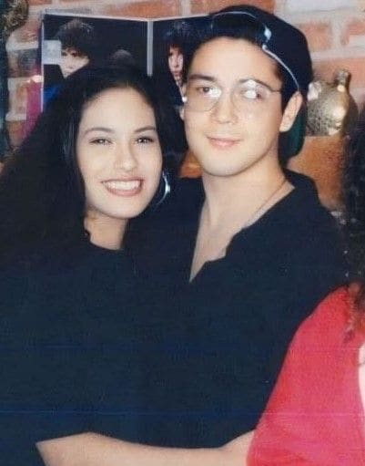 Selana Quintanilla con su esposo Chris Pérez en una vieja foto familiar. 