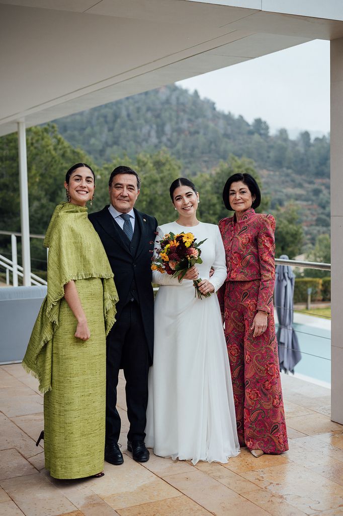 Madre de la novia con traje de colores y tocado