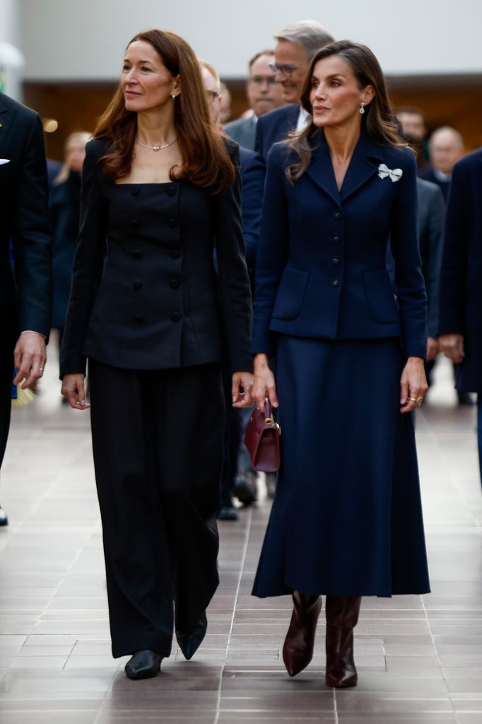 La reina Letizia y Suzanne Innes-Stubb durante su visita al Museo de Laponia, en Rovaniemi, el 7 de octubre de 2026, con motivo del viaje de Estado de los Reyes a Finlandia.