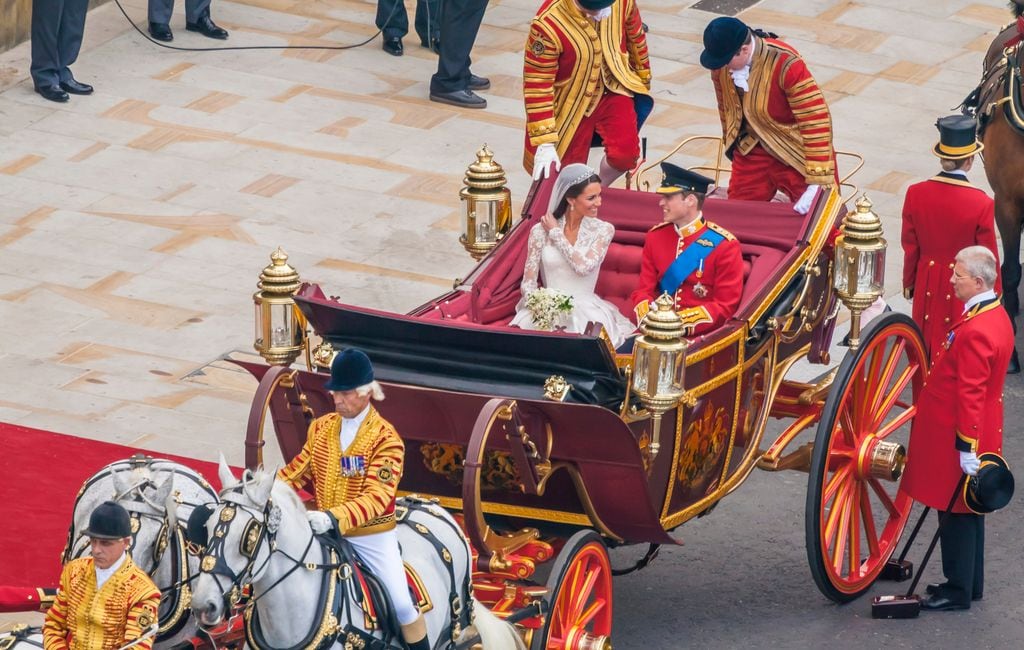 Plano general de la Kate Middleton y el príncipe Guillermo en su carruaje tras la boda